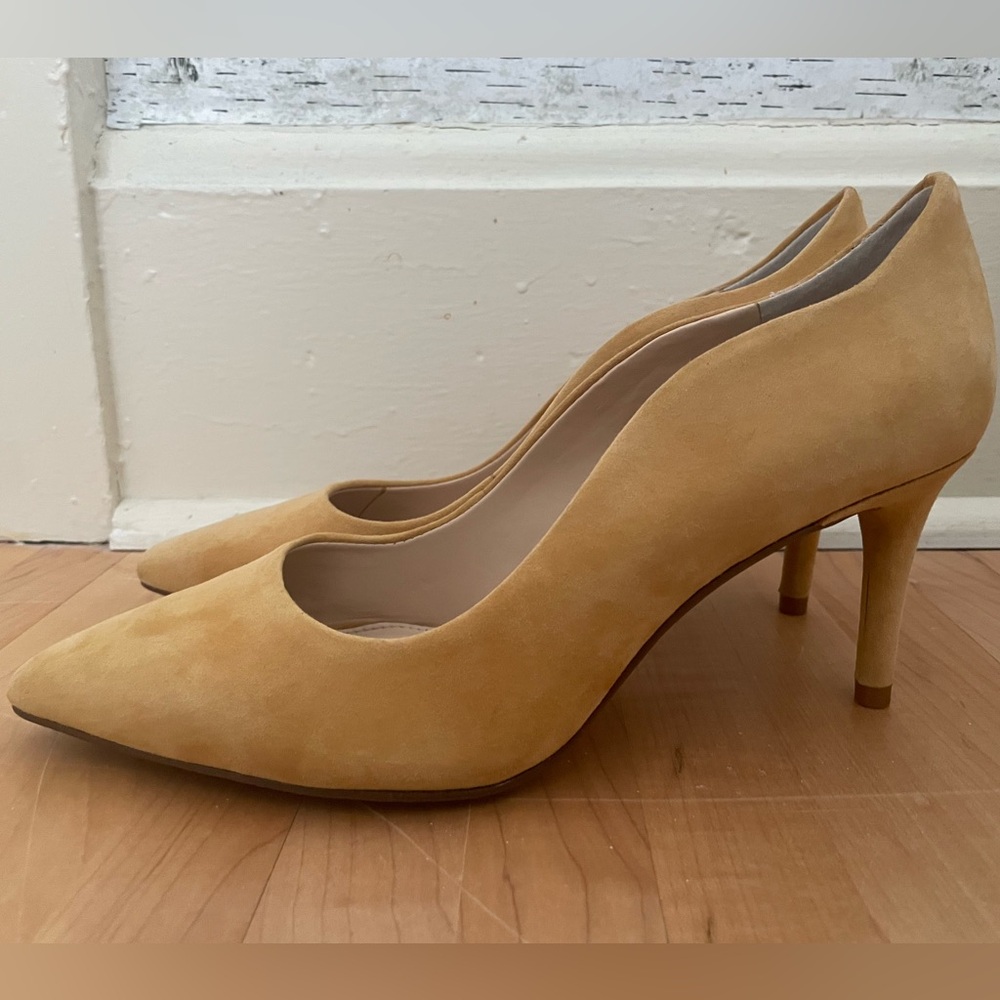 NWOB Vince Camuto yellow suede heels, sz 7